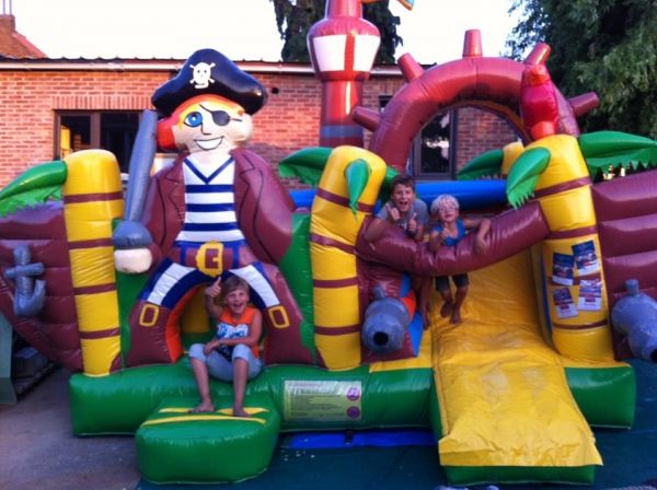 partylife-Multiplay Piratenboot L-springkasteel